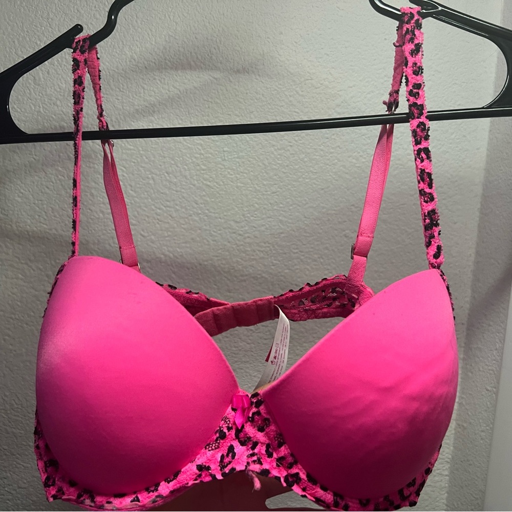 PINK LEOPARD PATTERNED 34C bra, NEVER WORN. Just doesn’t have a tag 💓